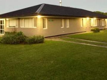 Venta de Propiedad principal con cabaña para invitados sobre dos lotes