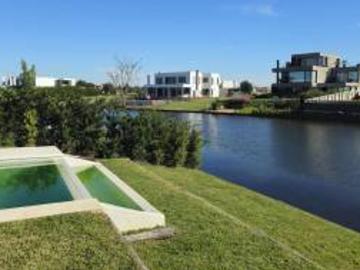 Casa en Nordelta virazon al agua