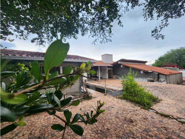 Casa en obra gris con potencial en Cumbres de Curumo 1.100m terreno