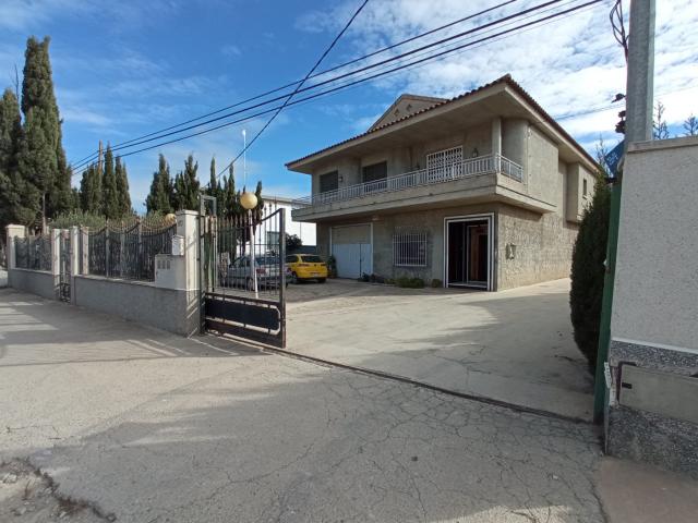 Casa en Alquerias con parcela de 4.000 metros, vivienda de 300 metros con 4 dormitorios y 2 baños