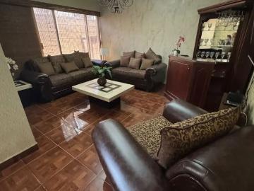 Casa en alquiler con cocina integral y estacionamiento cubierto en Los Angeles, Torreón