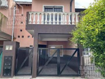 Casa en Alquiler. Duplex de 3 ambientes con cochera