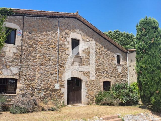 Casa en alquiler en Aiguaviva, Girona CASA DE ALQUILER CON JARDÍN PRIVADO