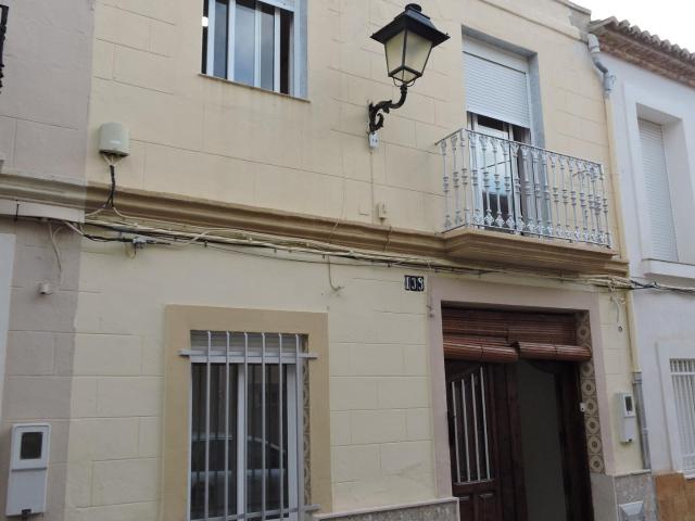 Casa en alquiler en Puzol de 4 habitaciones con techos altos