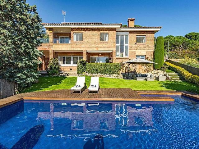 Casa en alquiler en Sant Vicenç de Montalt, de 220 m² 4 habitaciones por 7.200