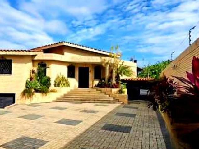 CASA TCL EN ALTOS DE GUATAPARO CON VISTA AL CAMPO DE GOLF VENTA