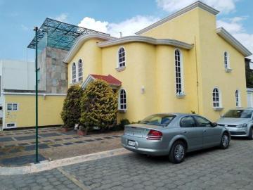 CASA EN ARBOLEDAS DE SAN JAVIER EN ESQUINA, CON AMPLIOS ESPACIOS Y EN PRIVADA