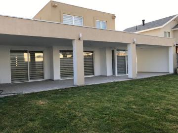 Casa en Arriendo en Impecable casa estilo mediterranea, en Condominio Laguna del Sol