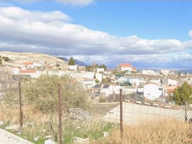 CASA EN BAZA