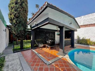 CASA EN CUERNAVACA CON 5 RECAMARAS, ALBERCA, SALON DE USOS MULTIPLES