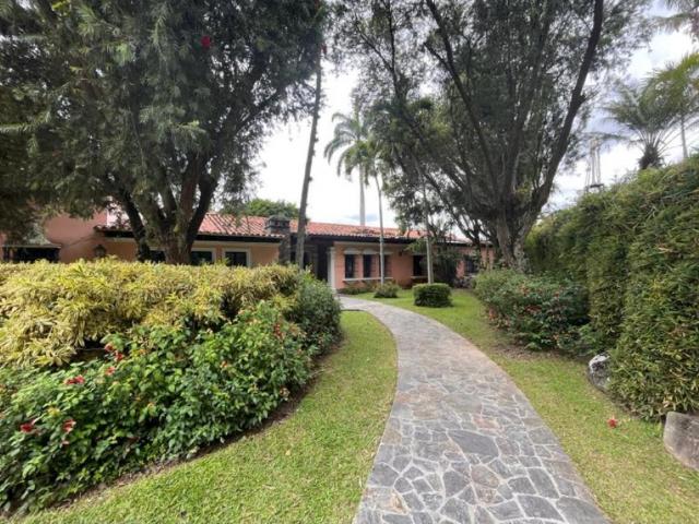 Casa en calle cerrada con piscina en la parte alta de Altamira
