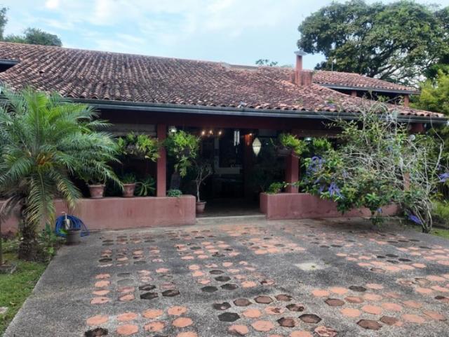 Casa en calle cerrada con vista al campo de golf