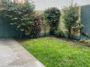 Casa en calle cerrada dormitorios cocheras precio negociable