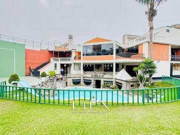 Casa en Camacho La Molina con amplio jardín, piscina, cancha de fronton y 6 habitaciones