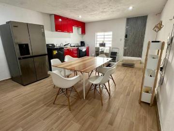 CASA EN CENTRO DE MÉRIDA REMODELADA A DOS CUADRAS DE AVENIDA ITZAES CON EXCELENTE CONECTIVIDAD