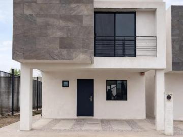 Casa en cerrada con amenidades en avenida principal
