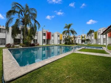 CASA EN COND. VALLE ESMERALDA, CON SEGURIDAD Y ALBERCA A 10 MIN DE LA AUT. MEX ACÁ SUR CUERNAVACA