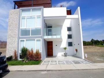 Casa en condominio de campo frente a puerto viejo
