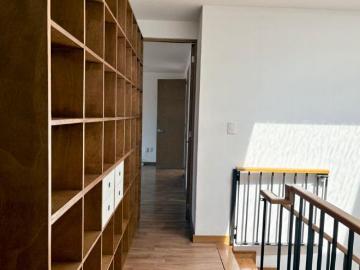 Casa en Condominio en las Aguilas, super iluminada y amplia. Lista para habitar