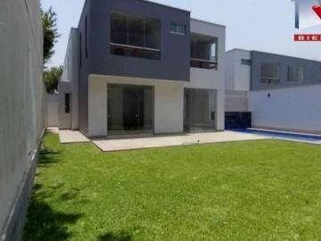 Casa en Condominio en Venta de Estreno Cocheras Dorm Zcerrada