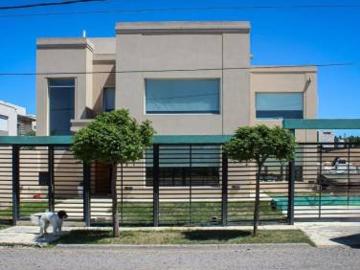 casa en dos plantas y piscina