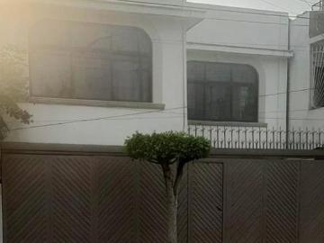 Casa en excelente estado sobre avenida principal – 207 m² const