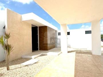 Casa en excelente privada, en Cholul. de 3 recamaras, cochera techada, piscina