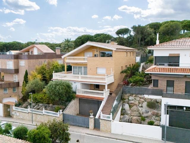 Casa en el Maresme con vistas al mar, piscina y jardín en ve. m² Canet de Mar