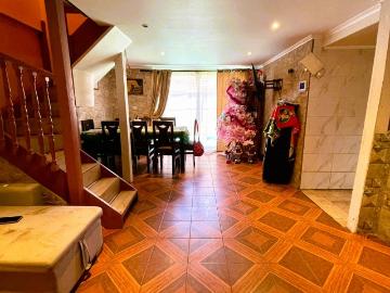 CASA EN EL BOSQUE CON PISCINA Y 4 DORMITORIOS