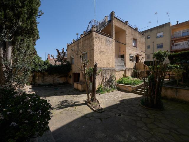 CASA EN EL CASCO URBANO DE SENTMENAT PARA REFORMAR A TU GUSTO