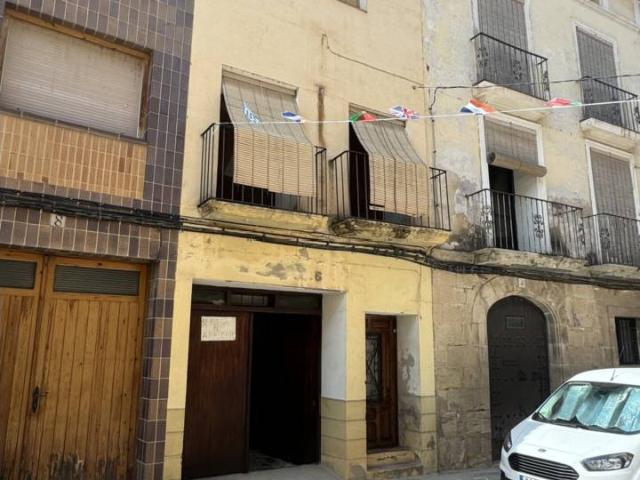 Casa en el centro urbano más huerto y olivos