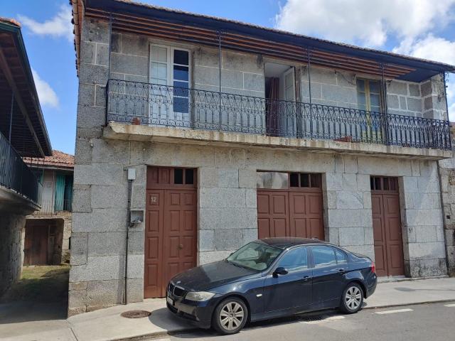 Casa en el centro de Cenlle con jardín