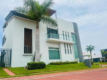 Casa en el Fraccionamiento La Rioja, al Sur de la Ciudad Jalisco