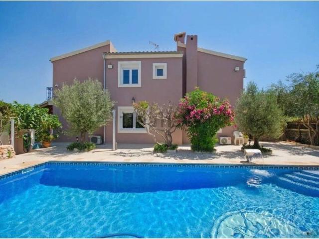 CASA EN EL PUEBLO DE MANACOR CON PISCINA JARDIN Y GARAJE ZONA TRANQUILA
