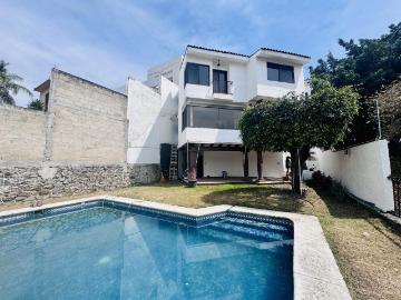 Casa en en venta para remodelar en Los Cizos, Cuernavaca, Morelos.