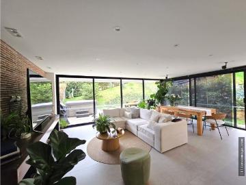 Casa en entorno natural con diseño moderno y total calma