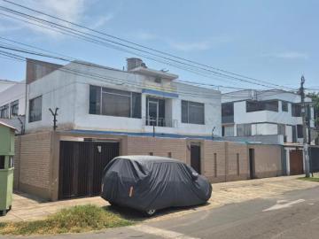 Casa en esquina 213 mt2 de terreno US$ 299,990, Chorrillos