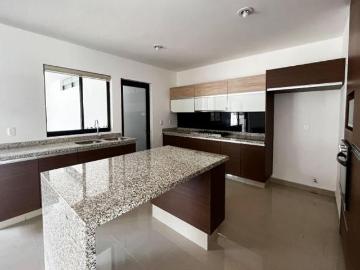Casa en Esquina con Jardín Excedente y Terraza Techada – Valle Imperial, zapopan