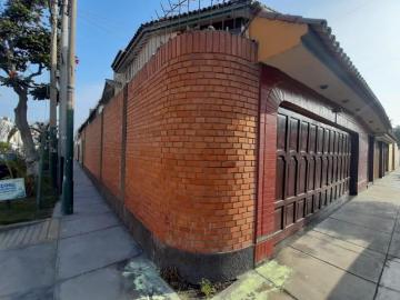 BAJO DE PRECIO! CASA EN ESQUINA CON UNA EXCELENTE UBICACIÓN Y POTENCIAL!