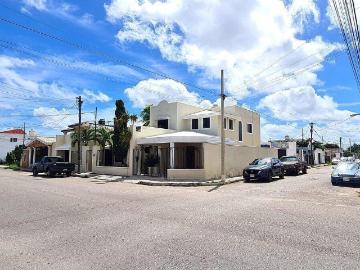 Casa en Esquina de 4 Recamaras y Alberca en FCO DE MONTEJO, MERIDA