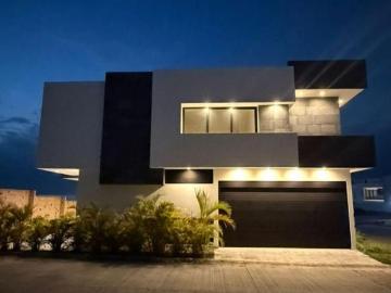 ¡Casa en esquina en Punta Tiburón! ¡Con alberca y acabados de lujo!