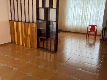 CASA EN ESQUINA, EXCELENTES CONDICIONES
