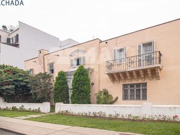 ¡Casa en esquina para remodelar en la zona más exclusiva de San Isidro!