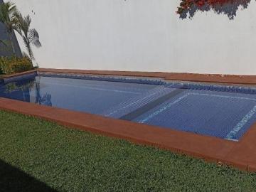 CASA EN FRACCIONAMIENTO AL SUR DE CUERNAVACA ALBERCA