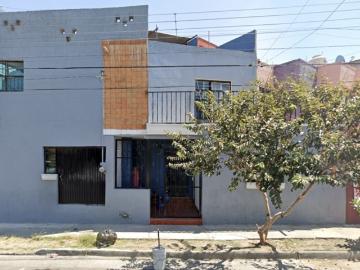 CASA EN GUADALAJARA MUY AMPLIA, ACABADOS DE LUJO Y EXCELENTE ZONA!