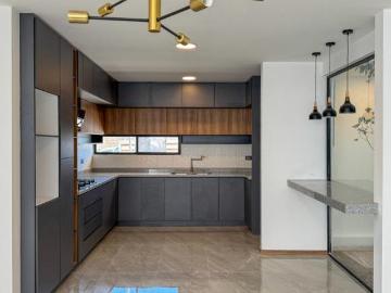 CASA EN VENTA EN PACHUCA FRENTE A LA CANCHA DE PADEL CON JARDÍN CENTRAL