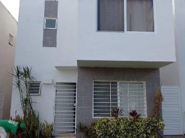 Casa en Jardines del Sur 2 / Home in Jardines del Sur 2
