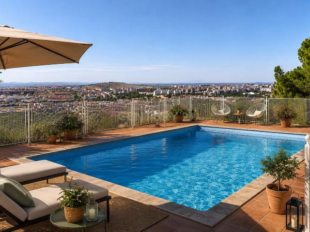 CASA EN LA MONTAÑA CON LAS MEJORES VISTAS DE CÁCERES 3 viviendas, piscina y olivar