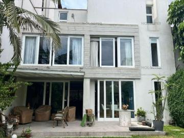 Casa en La Aurora frente a parque