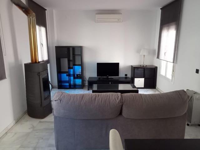 CASA EN LA LOCALIDAD DE BURGUILLOS CON PISCINA CLIMATIZADA Y JACUZZI